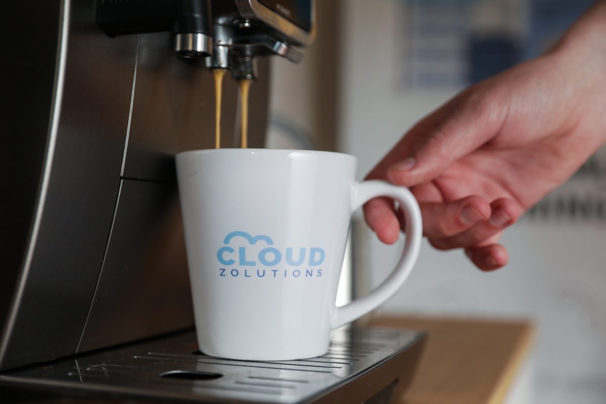 Cloud Zolutions kop under espressomaskine