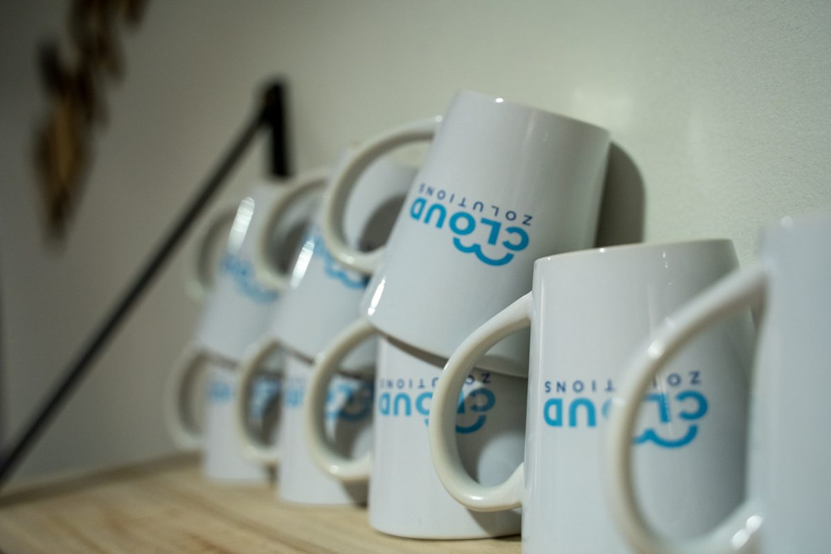 Cloud Zolutions kopper på hylde