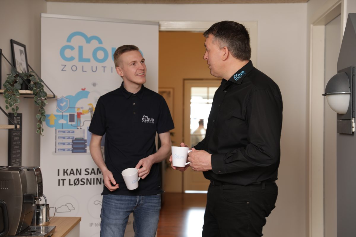 Kollegaer taler sammen i Cloud Zolutions kaffe-område