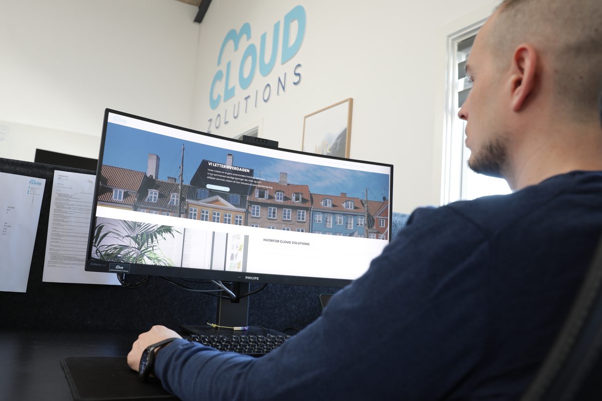 Medarbejder ved ultrawide skærm