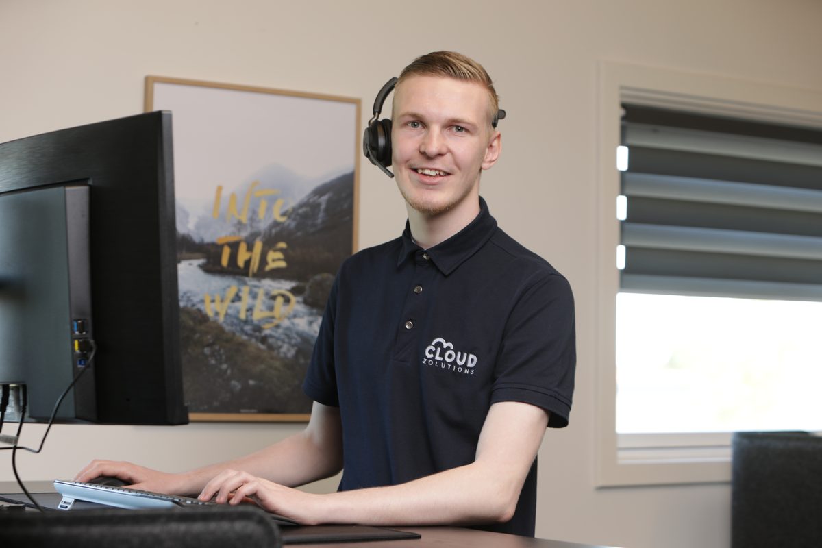 Medarbejder med headset besvarer opkald på kontor