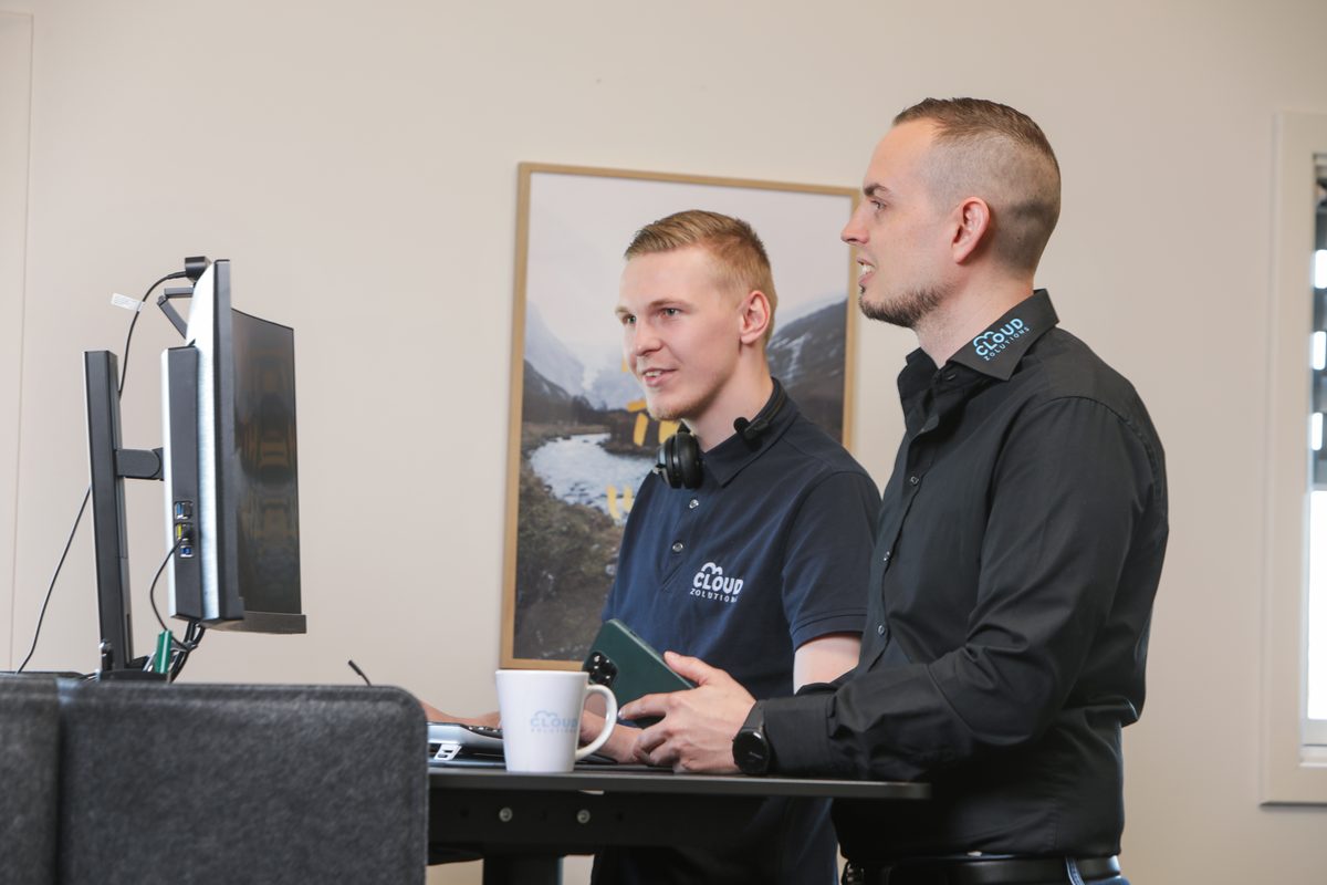 Cloud Zolutions supportteam samarbejder ved computeren